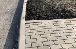 Мы осуществили поставку тротуарной плитки и бордюрного камня для благоустройство АЗС Газпромнефть.