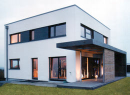 Двухэтажный дом, кубической формы, из бетонных трехслойных панелей