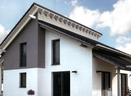 Дом асимметричной формы, в котором два этажа, построенный из бетонных панелей трехслойного типа
