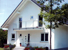 Фото дома светлого цвета стандартной формы, в котором два этажа, созданный из жби панелей
