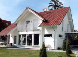 Светлый дом с двумя уровнями и панорамным застеклением из бетонных панелей трехслойного типа